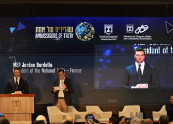 Jordan Bardella, président du Rassemblement national, à la Conférence pour combattre l’antisémitisme, à Jérusalem, le 27 mars 2025 (Atef Safadi / EPA / MaxPPP)