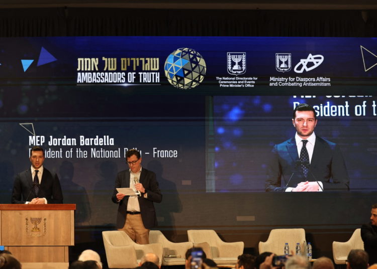 Jordan Bardella, président du Rassemblement national, à la Conférence pour combattre l’antisémitisme, à Jérusalem, le 27 mars 2025 (Atef Safadi / EPA / MaxPPP)