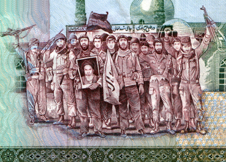 Vieux billet de 2000 rials iraniens (extrait). Des révolutionnaires portent la photo de l'ayatollah Khomeni.