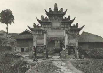 Une arche de chasteté photographiée en 1909 par le géologue américain 
Thomas Chrowder Chamberlin (1843-1928) lors de son voyage en Chine. (T.C. Chamberlin Collection)