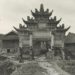 Une arche de chasteté photographiée en 1909 par le géologue américain 
Thomas Chrowder Chamberlin (1843-1928) lors de son voyage en Chine. (T.C. Chamberlin Collection)