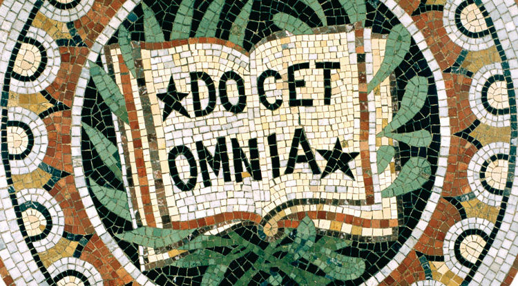 "Docet omnia" ("Il enseigne tout"), devise du Collège de France (DR)