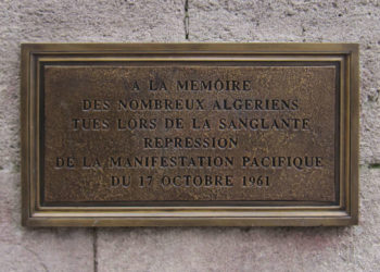 Plaque commémorative du pont Saint-Michel, apposée 40 ans après le massacre du 17 octobre 1961 (Wikipédia)