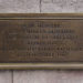 Plaque commémorative du pont Saint-Michel, apposée 40 ans après le massacre du 17 octobre 1961 (Wikipédia)